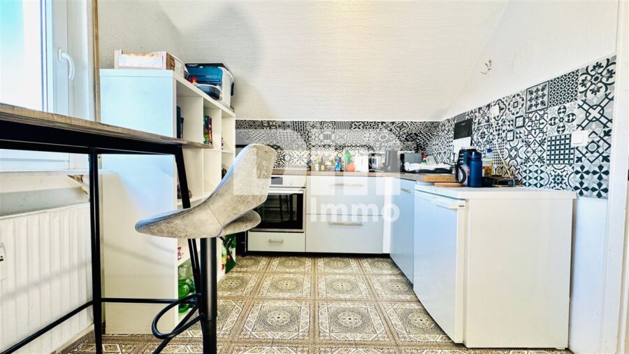 Kompakte Dreizimmer DG Wohnung in gepflegtem Dreifamilienhaus in gesuchter Lage - Küche / EBK / Küchenzeile